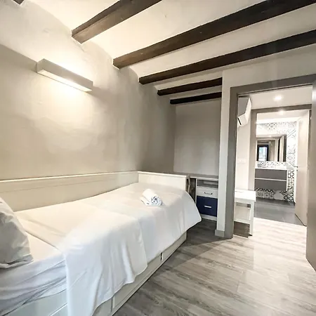 아파트 Old Town Duplex With Character *