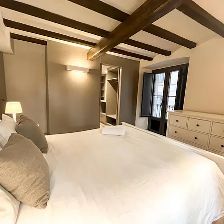Old Town Duplex With Character 아파트 지로나