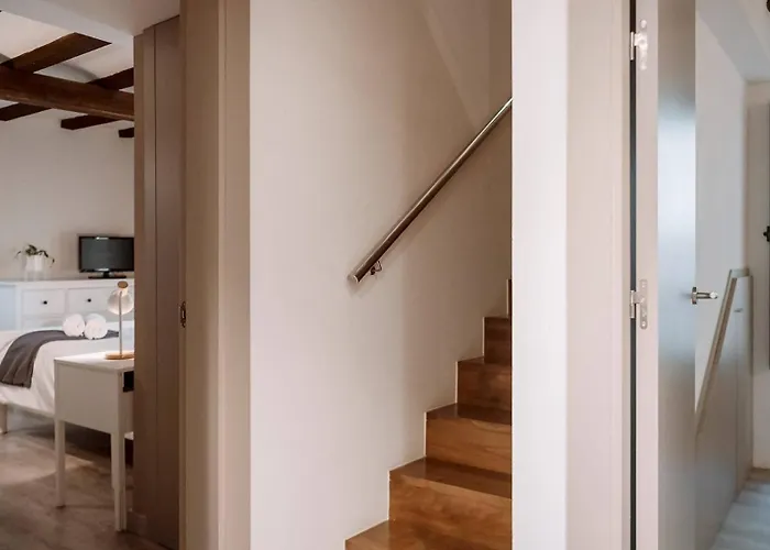 Old Town Duplex With Character Жирона