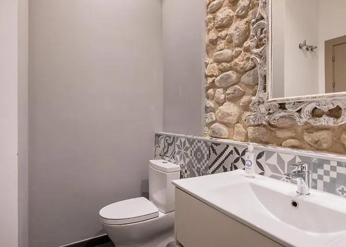 Old Town Duplex With Character شقة