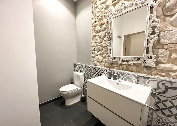 Old Town Duplex With Character خيرونا